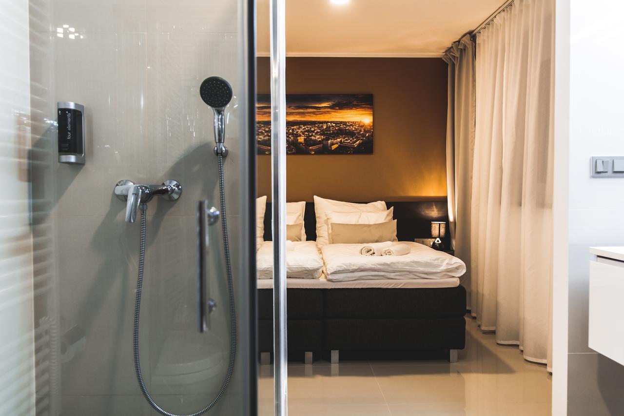 Silesia Residence Ostrava Kültér fotó A shower in a hotel room