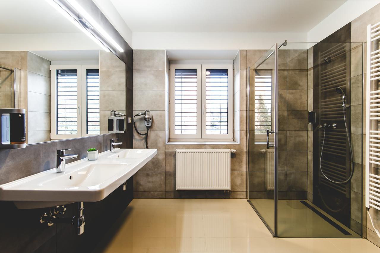 Silesia Residence Ostrava Kültér fotó Bathroom with shower