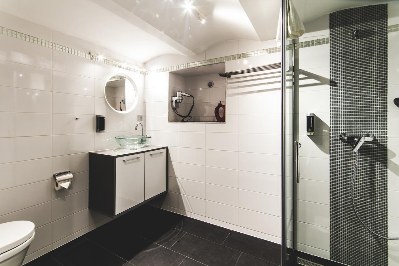 Silesia Residence Ostrava Kültér fotó Bathroom with shower